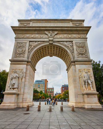 Foto de Imagen del enorme panorama del arco del Washington Square Park en la ciudad de Nueva York con turistas de fondo - Imagen libre de derechos