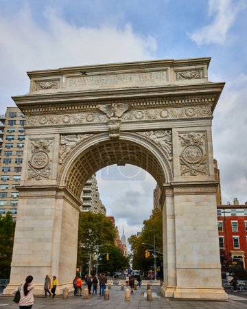 Foto de Imagen de Vista panorámica del Washington Square Park enorme arco de piedra caliza con peatones - Imagen libre de derechos
