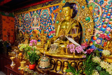 Téléchargez les photos : Image du sanctuaire pour bouddhiste mongol tibétain avec des idoles ornées - en image libre de droit