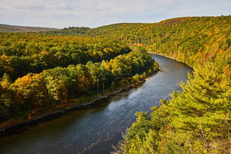 Foto de Imagen del río Delaware a principios de otoño con signos de árboles amarillos - Imagen libre de derechos