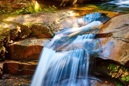 Téléchargez les photos : Image de détail de bord de belle cascade sur les rochers dans le New Hampshire - en image libre de droit