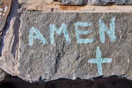 Foto de Imagen de Detalle de graffiti mural de piedra de arriba Amén y símbolo de la Cruz Cristiana en azul - Imagen libre de derechos