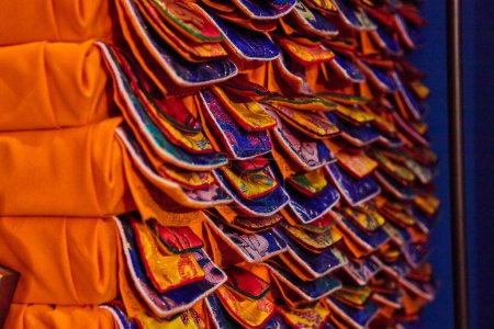 Téléchargez les photos : Image de tissu décoré à l'intérieur du sanctuaire bouddhiste mongol tibétain - en image libre de droit