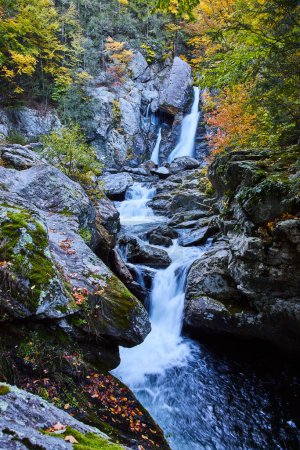 Téléchargez les photos : Image de trois niveaux de cascades dans le nord de l'État de New York à travers des rochers au feuillage automnal - en image libre de droit