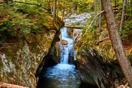 Téléchargez les photos : Image de la cascade du Vermont dans une gorge serrée au niveau des yeux pendant l'automne - en image libre de droit