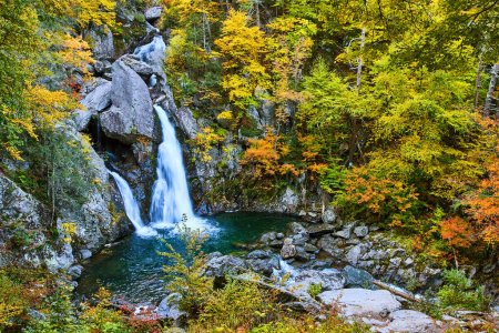 Téléchargez les photos : Image de chute d'eau bleu magique à New York automne avec feuillage jaune - en image libre de droit