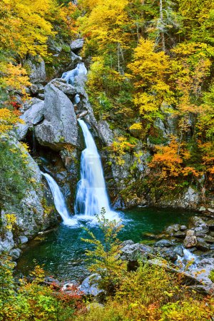Foto de Imagen de la impresionante cascada del norte del estado de Nueva York rodeada de follaje amarillo de otoño - Imagen libre de derechos