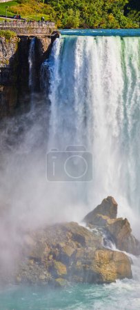 Téléchargez les photos : Image du panorama vertical des chutes American du Canada montrant la taille par rapport aux touristes surplombant les chutes Niagara - en image libre de droit