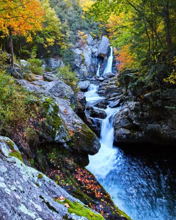 Téléchargez les photos : Image de feuillage d'automne entoure les chutes d'eau à travers les gorges dans la forêt d'automne magnifique de New York - en image libre de droit