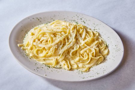 Bild von Abendessen Mittagessen alfredo italienischen Pasta-Gericht Petersilie auf weißem Teller weißer Hintergrund Vermögenswert