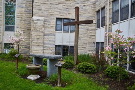 Téléchargez les photos : Image de l'autel chrétien presbytérien à l'extérieur avec des fleurs de cerisier, croix en bois dans la cour de l'église - en image libre de droit
