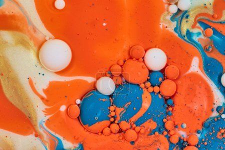 Téléchargez les photos : Image de Mer de bulles orange avec des œufs bleus et blancs peinture abstraite dans un fond principalement orange actif - en image libre de droit