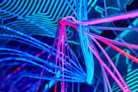 Foto de Imagen de cables Techno y cables de luces led techno azul y rosa entrelazadas - Imagen libre de derechos
