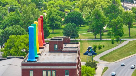 Téléchargez les photos : Image de Science Panneau d'entrée central avec cheminées peintes arc-en-ciel sur l'antenne de la chambre - en image libre de droit