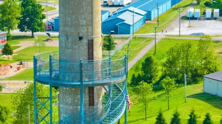 Foto de Imagen de Vista lateral de la torre de observación Ariel Foundation Rastin en la parte superior de la escalera de metal azul - Imagen libre de derechos