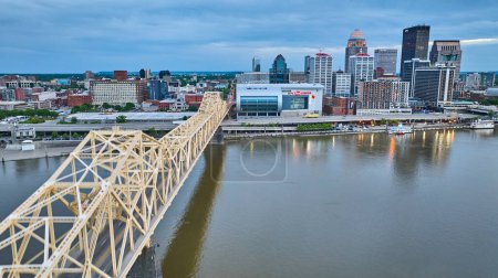 Téléchargez les photos : Image du pont Truss s'étirant vers le centre-ville de Louisville Kentucky coucher de soleil bleu - en image libre de droit