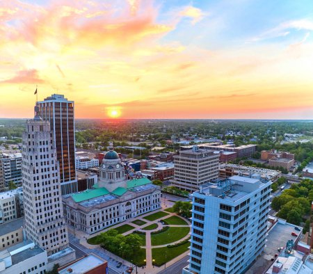 Téléchargez les photos : Image du lever du soleil rose et or sur le centre-ville de Fort Wayne avec panorama aérien du palais de justice - en image libre de droit