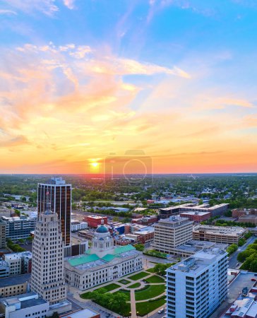 Téléchargez les photos : Image du panorama aérien vertical lever de soleil doré sur le centre-ville de Fort Wayne en mettant l'accent sur le palais de justice - en image libre de droit