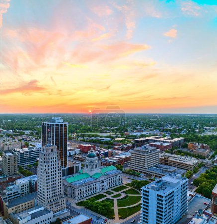 Téléchargez les photos : Image du panorama du lever du soleil avec des nuages rouges et orangés sur le cœur du centre-ville de Fort Wayne - en image libre de droit