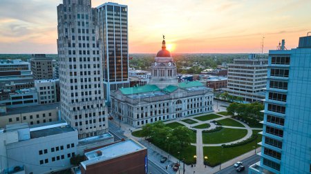 Téléchargez les photos : Image du panorama aérien du centre-ville de Fort Wayne Golden Sunrise Summer shot du palais de justice - en image libre de droit