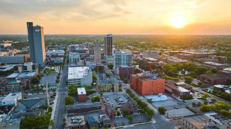 Foto de Imagen de Sunrise sobre edificios industriales del centro de Fort Wayne antena - Imagen libre de derechos