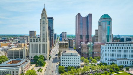 Téléchargez les photos : Image de la route principale à travers le cœur du centre-ville de Columbus Ohio avec des gratte-ciel emblématiques aériens - en image libre de droit