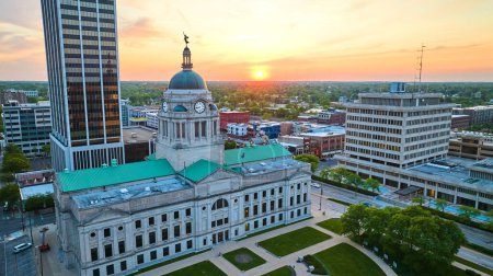 Téléchargez les photos : Image du lever du soleil à l'horizon dans une antenne dorée de près du palais de justice du centre-ville de Fort Wayne - en image libre de droit