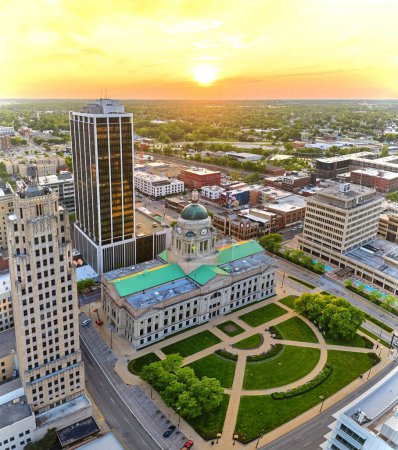 Téléchargez les photos : Image du panorama du lever du soleil jaune sur le palais de justice du centre-ville de Fort Wayne avec bâtiment PNC - en image libre de droit
