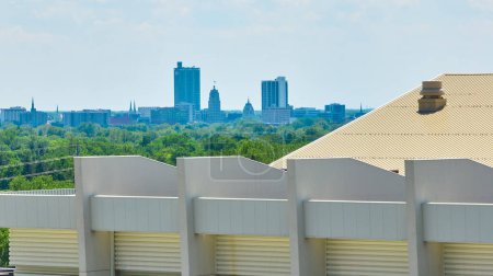 Téléchargez les photos : Image du toit aérien du Allen County War Memorial Coliseum avec l'arrière-plan du gratte-ciel du centre-ville de Fort Wayne - en image libre de droit