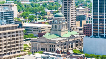 Foto de Imagen de Aerial downtown Fort Wayne Courthouse en un día soleado brillante con otros edificios de oficinas - Imagen libre de derechos
