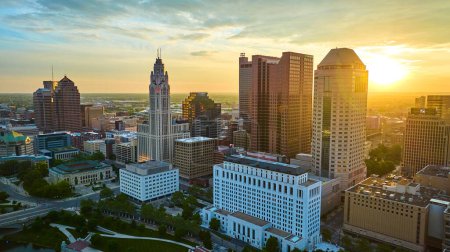 Téléchargez les photos : Image de Aerial avec la rivière Scioto et les principaux gratte-ciel au cœur du centre-ville de Columbus Ohio - en image libre de droit