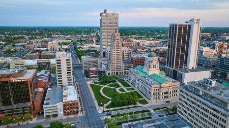 Téléchargez les photos : Image de Fort Wayne coeur du centre-ville actif aérien en été avec le palais de justice et les bâtiments de bureaux principaux - en image libre de droit