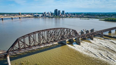 Foto de Imagen del puente de arco de armadura aérea sobre los rápidos del río Ohio desde los rascacielos de Louisville Kentucky en el horizonte - Imagen libre de derechos