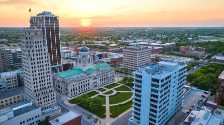 Téléchargez les photos : Image du lever de soleil orange doré Panorama au-dessus du palais de justice estival au centre-ville de Fort Wayne - en image libre de droit