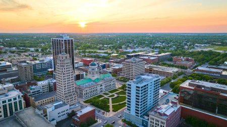 Téléchargez les photos : Image du lever du soleil orange aérien sur les gratte-ciel principaux du centre-ville de Fort Wayne et le palais de justice du comté d'Allen - en image libre de droit
