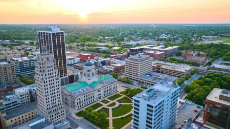 Téléchargez les photos : Image du lever du soleil aérien sur les gratte-ciel principaux du centre-ville de Fort Wayne et le palais de justice du comté d'Allen - en image libre de droit
