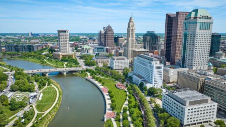 Téléchargez les photos : Image de la rivière Scioto aérienne entre la promenade verte et la voie verte dans le centre-ville de Columbus Ohio - en image libre de droit