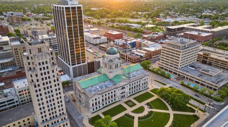 Téléchargez les photos : Image d'une lueur jaune chaude sur le palais de justice du comté d'Allen au centre-ville de Fort Wayne - en image libre de droit