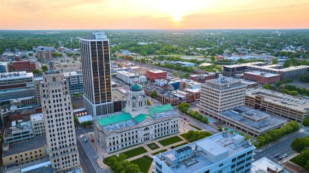 Téléchargez les photos : Image du lever du soleil orange doux sur le centre-ville de Fort Wayne avec le palais de justice et PNC et Lincoln Bank Tower - en image libre de droit