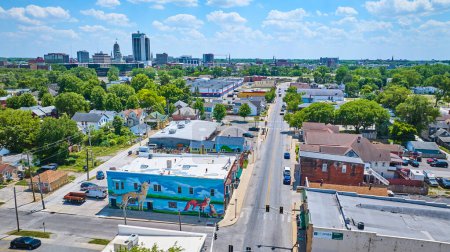 Téléchargez les photos : Image de West Fourth Street et Wells Street au centre-ville de Fort Wayne Fox et murale de loup avec des gratte-ciel éloignés - en image libre de droit