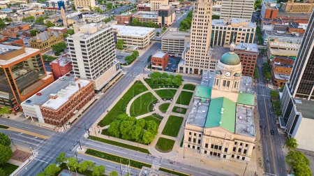 Foto de Imagen de Vista lateral aérea del palacio de justicia y edificios de oficinas del condado Allen en el centro de Fort Wayne - Imagen libre de derechos