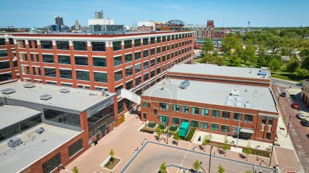 Téléchargez les photos : Image de l'immeuble GE Electric Works espace à bureaux vert McCulloch Park centre-ville Fort Wayne aerial - en image libre de droit