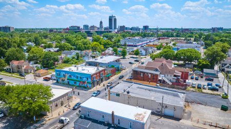 Téléchargez les photos : Image de Aerial près du centre-ville de Fort Wayne avec des gratte-ciel éloignés et Wells Street fox and wolf mural - en image libre de droit