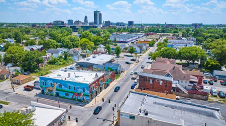 Téléchargez les photos : Image de la rue Wells au centre-ville de Fort Wayne renard et murale de loup sur le côté de la construction aérienne - en image libre de droit
