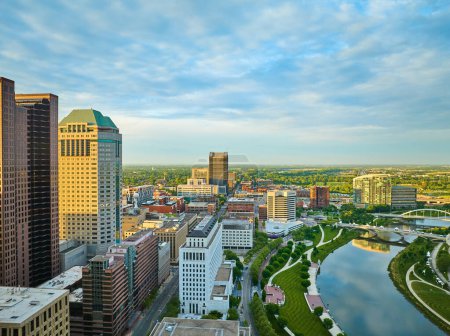 Téléchargez les photos : Image du centre-ville aérien Columbus Ohio avec rue de la ville et rivière sinueuse au lever du soleil - en image libre de droit