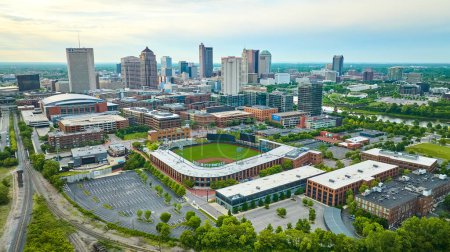 Téléchargez les photos : Image du stade de baseball Huntington Park avec gratte-ciel Columbus Ohio skyline aérienne - en image libre de droit