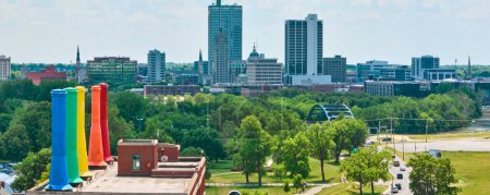 Téléchargez les photos : Image du toit panoramique de Science Central avec des cheminées arc-en-ciel et du centre-ville de Fort Wayne - en image libre de droit