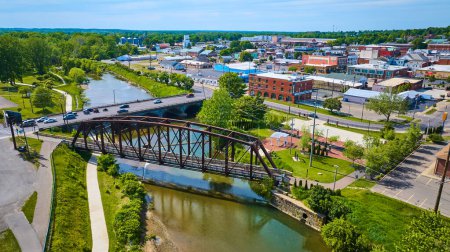 Téléchargez les photos : Image de Véhicules traversant un pont au-dessus d'une rivière avec un pont marchant en métal et vue aérienne du mont Vernon Ohio - en image libre de droit