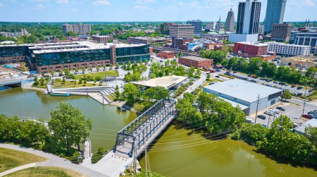 Téléchargez les photos : Image du pont aérien de la rue Wells qui traverse la rivière St Mary en direction du parc Promenade et du centre-ville de Fort Wayne - en image libre de droit