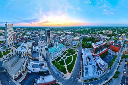 Téléchargez les photos : Image de Panorama aérien magnifique lever de soleil sur le centre-ville de Fort Wayne Indiana vue sur la ville - en image libre de droit